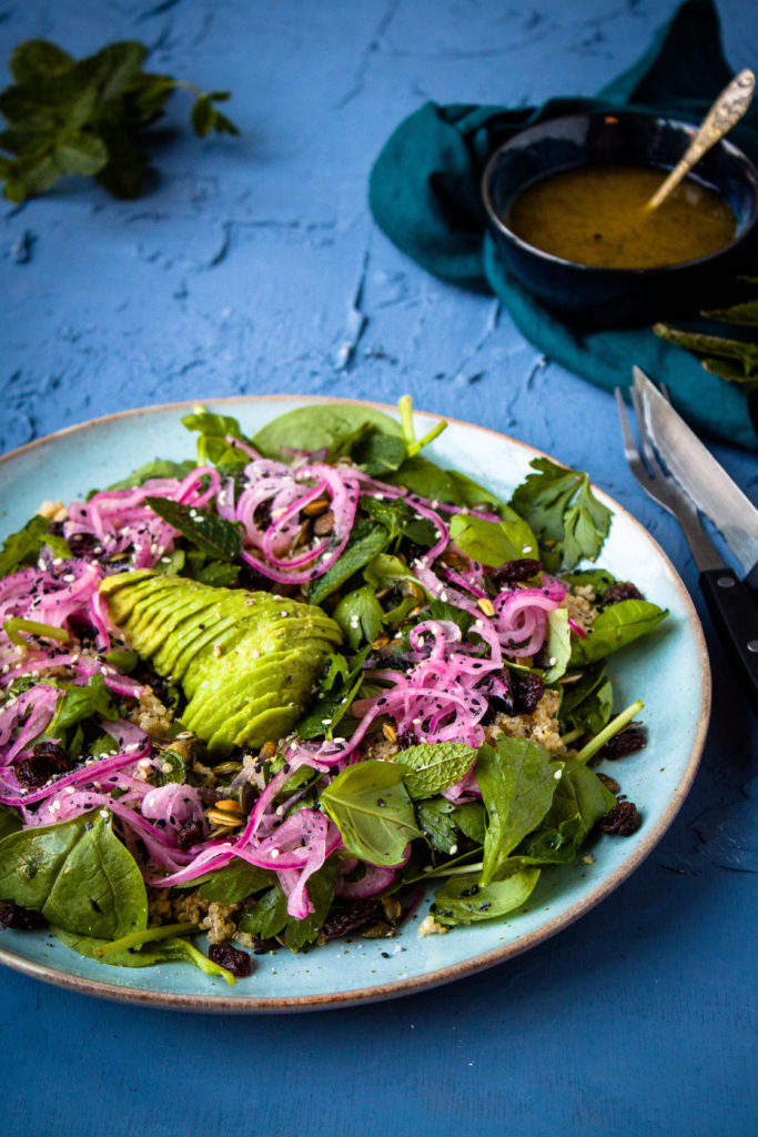 quinoa salade met spinazie, avocado en maanzaad dressing